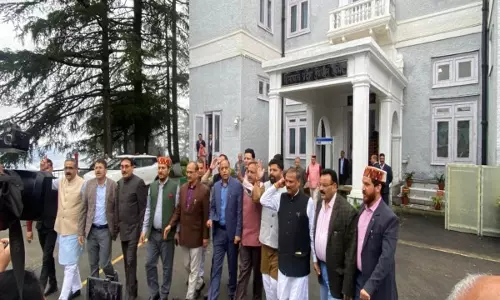 पूर्व CM ठाकुर ने आपदा प्रबंधन पर उठाए सवाल, विपक्ष ने विधानसभा से किया बहिर्गमन पूर्व CM ठाकुर ने आपदा प्रबंधन पर उठाए सवाल, विपक्ष ने विधानसभा से किया बहिर्गमन