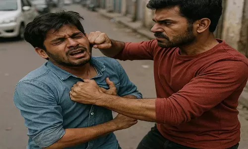 तीन अज्ञात युवकों ने बीच सड़क पर दी गालियां और जान से मारने की धमकी