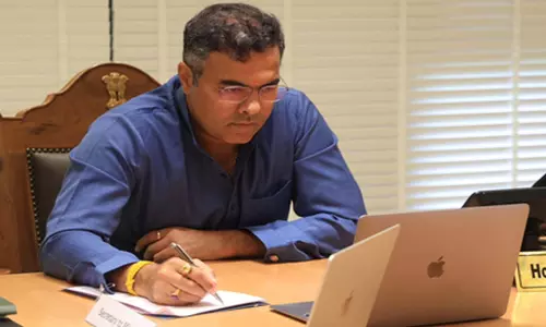 बाढ़ की आशंका पर एक्शन मोड में मंत्री प्रवेश वर्मा, डीएम के साथ की बैठक