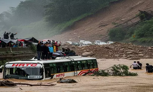 हिमाचल में भारी बारिश से जनजीवन अस्त-व्यस्त: 6 हाईवे और 1311 सड़कें बंद, स्कूल-कॉलेज बंद