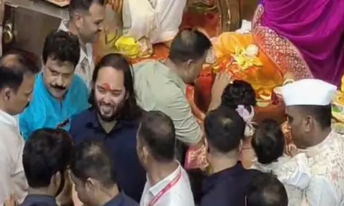 Ganesh Chaturthi: अनंत अंबानी लालबागचा राजा की आरती में हुए शामिल Ganesh Chaturthi: अनंत अंबानी लालबागचा राजा की आरती में हुए शामिल