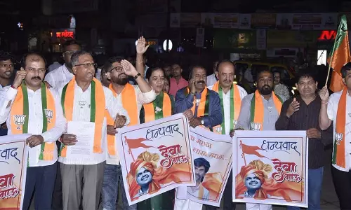 महाराष्ट्र सरकार के मराठा आरक्षण फैसले पर नासिक में बीजेपी ने मनाया उत्सव