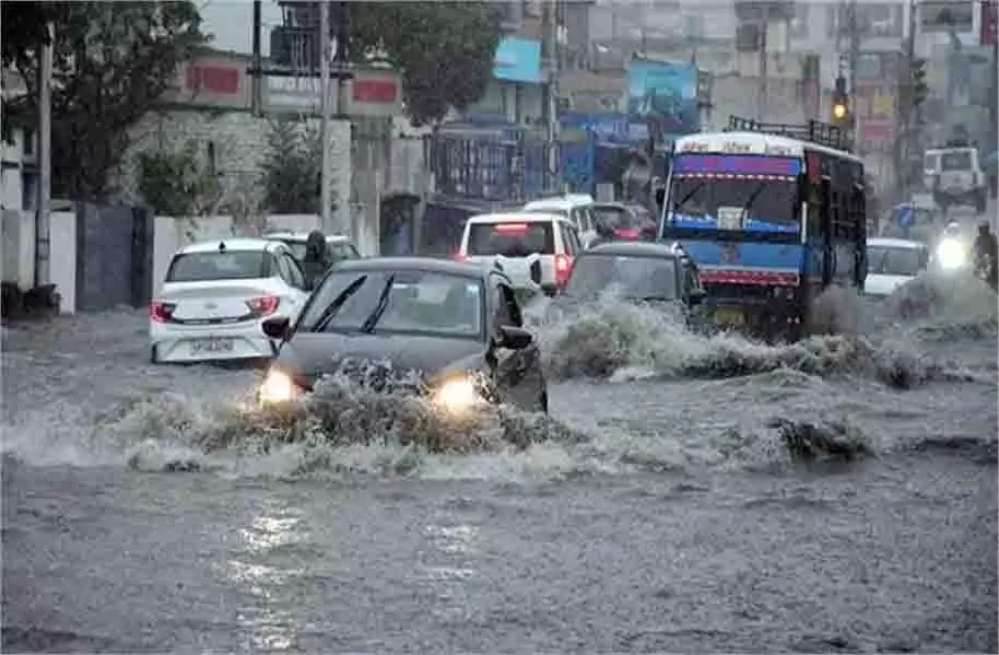 Uttarakhand: भारी बारिश से जनजीवन अस्त-व्यस्त, कई सड़कें बंद Uttarakhand: भारी बारिश से जनजीवन अस्त-व्यस्त, कई सड़कें बंद