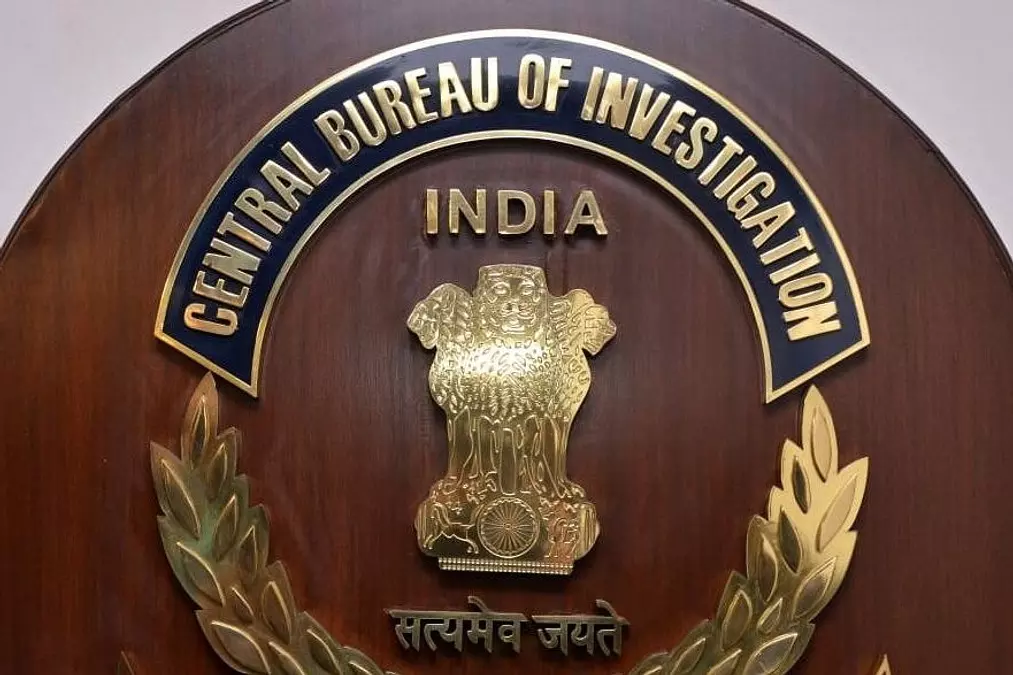 जीएसटी खुफिया विभाग के ईमानदार अधिकारी को रिश्वत दे रहे थे दो लोग, CBI ने दबोचा जीएसटी खुफिया विभाग के ईमानदार अधिकारी को रिश्वत दे रहे थे दो लोग, CBI ने दबोचा