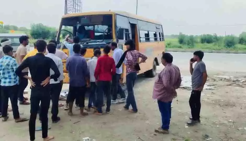 Ajmer:40 स्कूली बच्चों से भरी बस हादसे का शिकार, 7 छात्र घायल Ajmer:40 स्कूली बच्चों से भरी बस हादसे का शिकार, 7 छात्र घायल