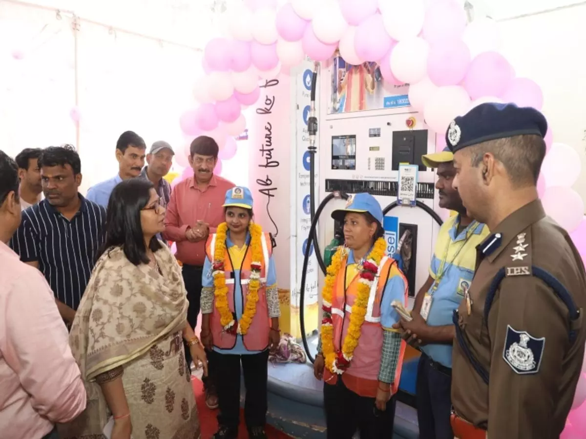 Gwalior: फ्यूल डिलीवरी वर्कर का काम संभालेंगी 8 शक्ति दीदियाँ Gwalior: फ्यूल डिलीवरी वर्कर का काम संभालेंगी 8 शक्ति दीदियाँ