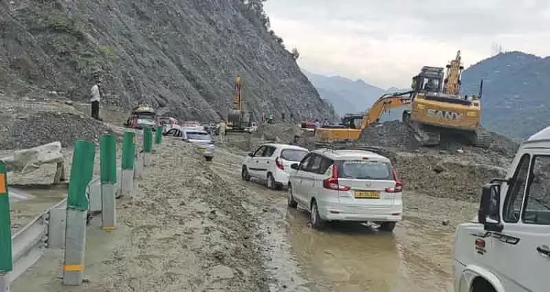 4-लेन से धीमी लेन तक: श्रीनगर-जम्मू हाईवे साल में 45 दिन रहता है बंद 4-लेन से धीमी लेन तक: श्रीनगर-जम्मू हाईवे साल में 45 दिन रहता है बंद