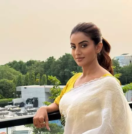 भोजपुरी सिनेमा की स्टार अक्षरा सिंह की खूबसूरत साड़ी लुक ने जीता फैंस का दिल भोजपुरी सिनेमा की स्टार अक्षरा सिंह की खूबसूरत साड़ी लुक ने जीता फैंस का दिल