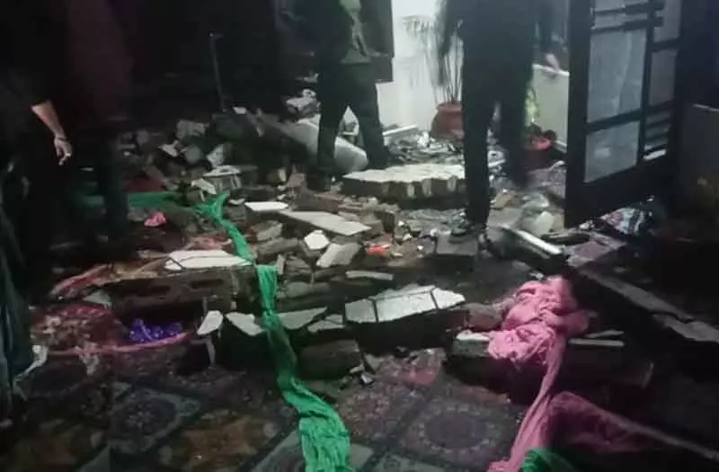 जम्मू-कश्मीर के राजौरी में भारी बारिश के कारण दीवार गिरने से मां-बेटी की मौत जम्मू-कश्मीर के राजौरी में भारी बारिश के कारण दीवार गिरने से मां-बेटी की मौत