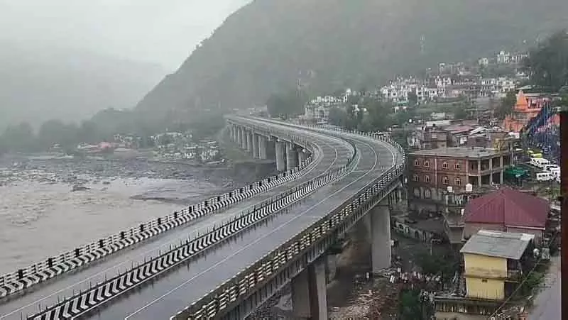 कश्मीर में भारी बारिश से नदियां उफान पर, श्रीनगर-जम्मू हाईवे बंद कश्मीर में भारी बारिश से नदियां उफान पर, श्रीनगर-जम्मू हाईवे बंद