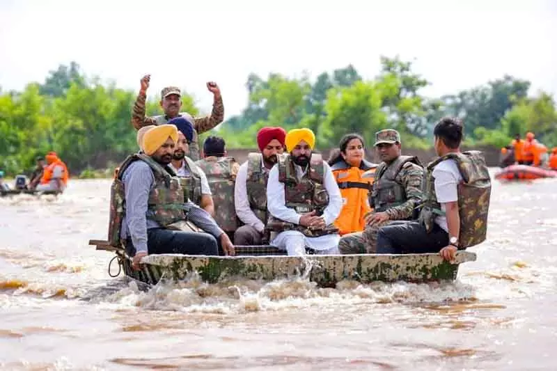 Punjab में बाढ़ से सभी 23 जिले प्रभावित, आपातकालीन प्रतिक्रियाएँ सक्रिय Punjab में बाढ़ से सभी 23 जिले प्रभावित, आपातकालीन प्रतिक्रियाएँ सक्रिय