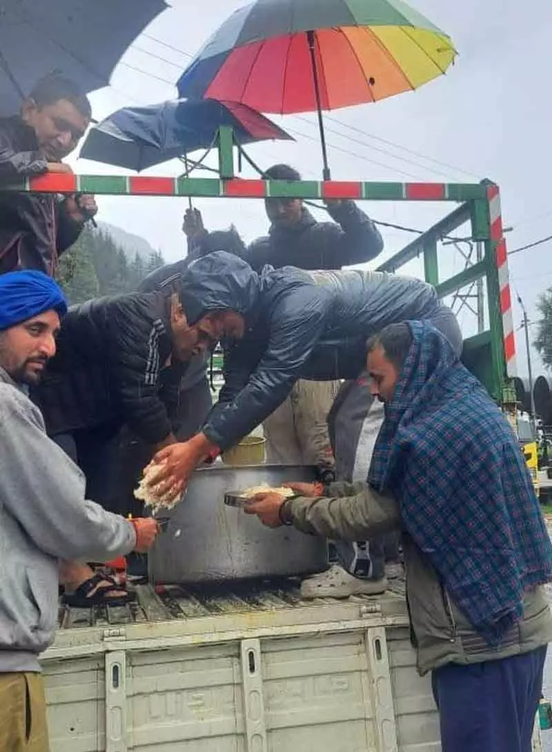 Himachal: बुरुवा पंचायत ट्रक चालकों के लिए लंगर का आयोजन करती Himachal: बुरुवा पंचायत ट्रक चालकों के लिए लंगर का आयोजन करती