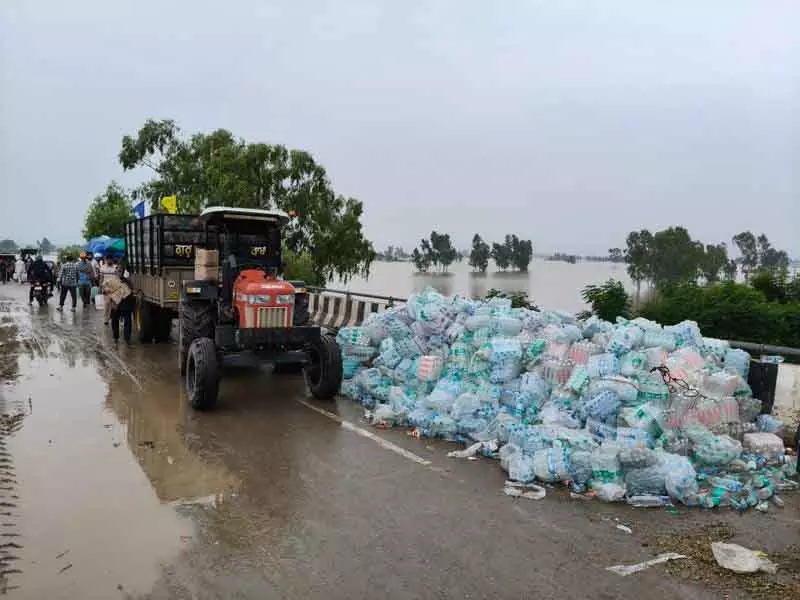 Punjab: बाढ़ के बीच ट्रैक्टर, ट्रॉलियां बचाव वाहन और एम्बुलेंस के रूप में काम कर रही Punjab: बाढ़ के बीच ट्रैक्टर, ट्रॉलियां बचाव वाहन और एम्बुलेंस के रूप में काम कर रही