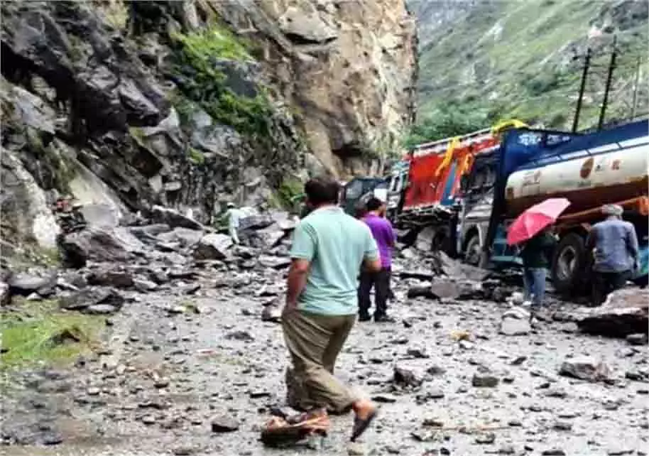 Himachal: पहाड़ों से गिरी चट्टानाें ने कुचल डाले कई वाहन Himachal: पहाड़ों से गिरी चट्टानाें ने कुचल डाले कई वाहन