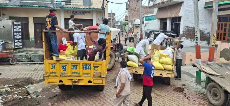 Punjab: बाढ़ ने सीमा पार पड़ोसियों को एकजुट किया Punjab: बाढ़ ने सीमा पार पड़ोसियों को एकजुट किया