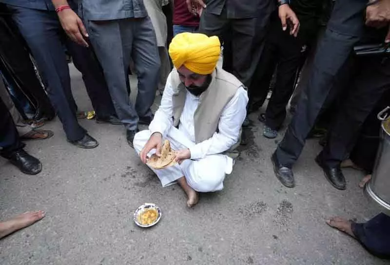 Punjab बाढ़: पीड़ितों की आपबीती सुनकर भावुक हुए सीएम भगवंत मान Punjab बाढ़: पीड़ितों की आपबीती सुनकर भावुक हुए सीएम भगवंत मान