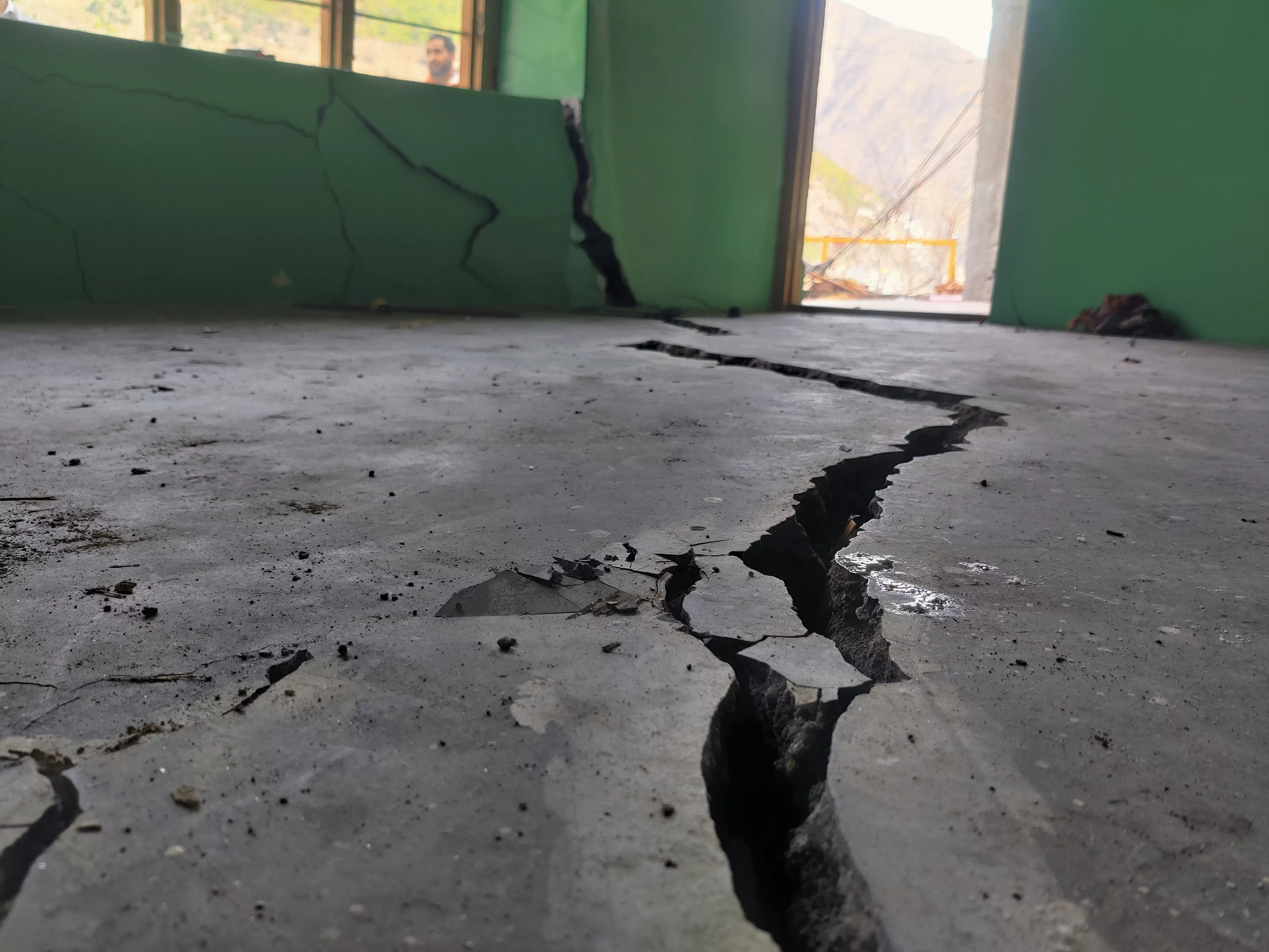 Jammu: मकानों और चबूतरे को भूस्खलन से नुकसान Jammu: मकानों और चबूतरे को भूस्खलन से नुकसान