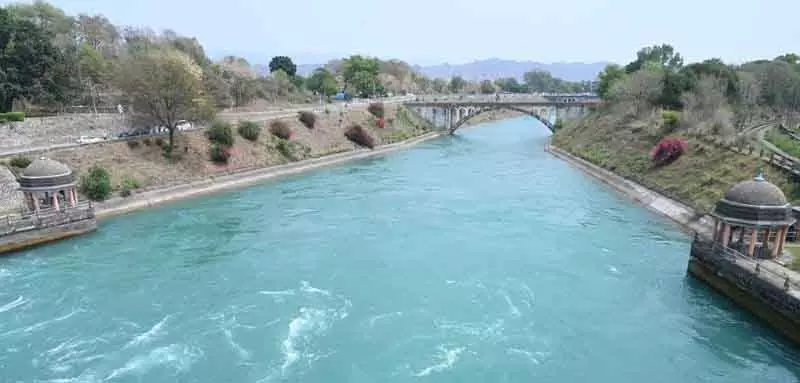 भारी बारिश से Nangal हाइडल नहर टूटने का खतरा, 9 स्थानों पर तटबंध क्षतिग्रस्त भारी बारिश से Nangal हाइडल नहर टूटने का खतरा, 9 स्थानों पर तटबंध क्षतिग्रस्त