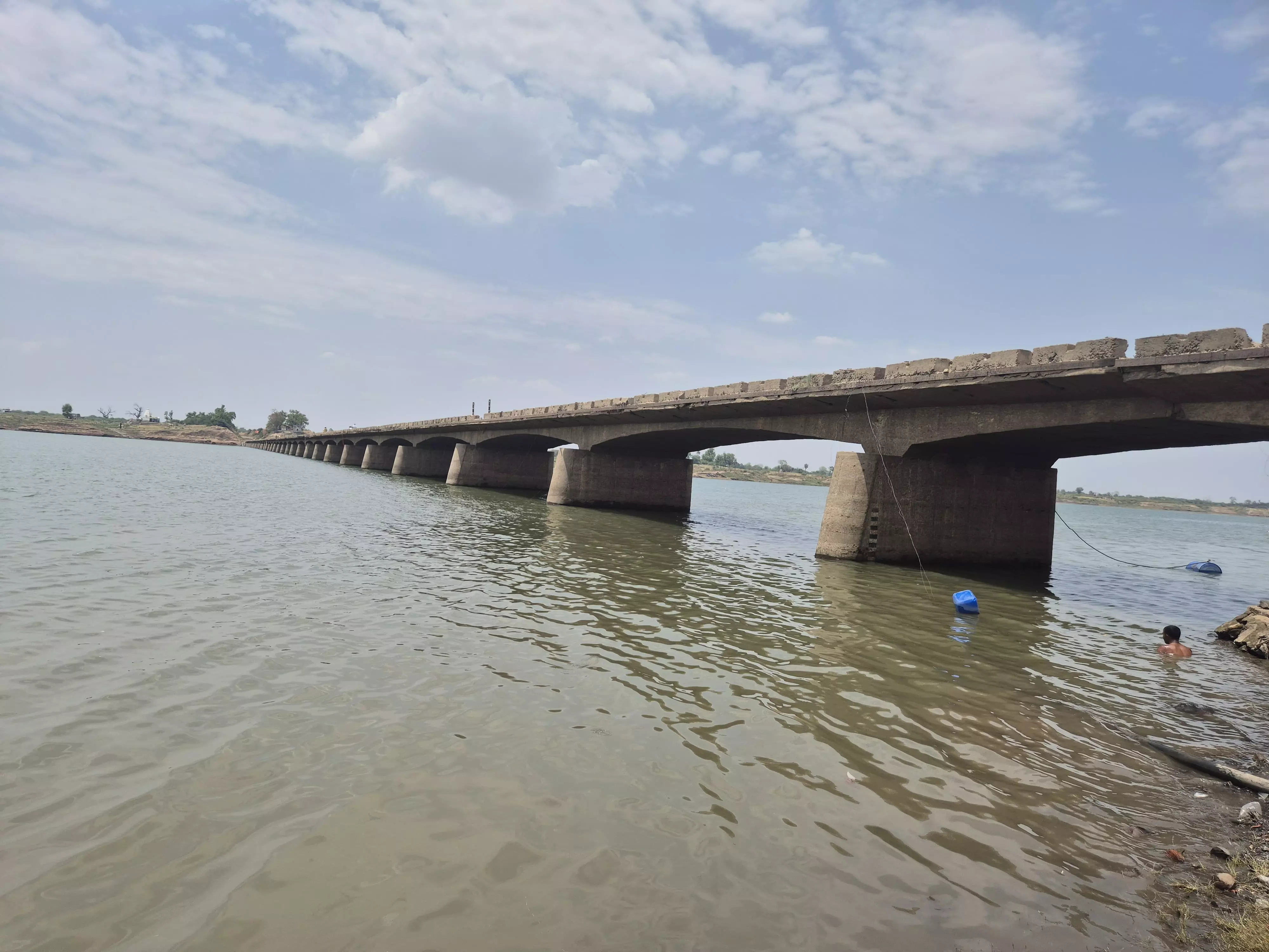 Jammu: खुडवानी में नाले का पानी खतरे के पार Jammu: खुडवानी में नाले का पानी खतरे के पार