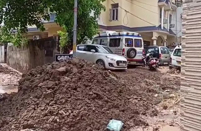 Jammu: गलक में जेसीबी से भूस्खलन मलबा हटाया गया Jammu: गलक में जेसीबी से भूस्खलन मलबा हटाया गया