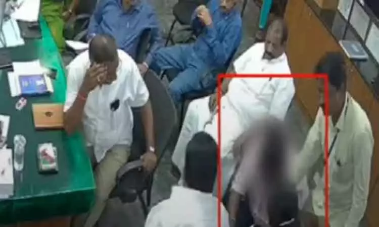 DMK पार्षद के पैरों में गिरते नगरपालिका कर्मचारी का वीडियो वायरल, कार्यकर्ताओं ने की आलोचना DMK पार्षद के पैरों में गिरते नगरपालिका कर्मचारी का वीडियो वायरल, कार्यकर्ताओं ने की आलोचना