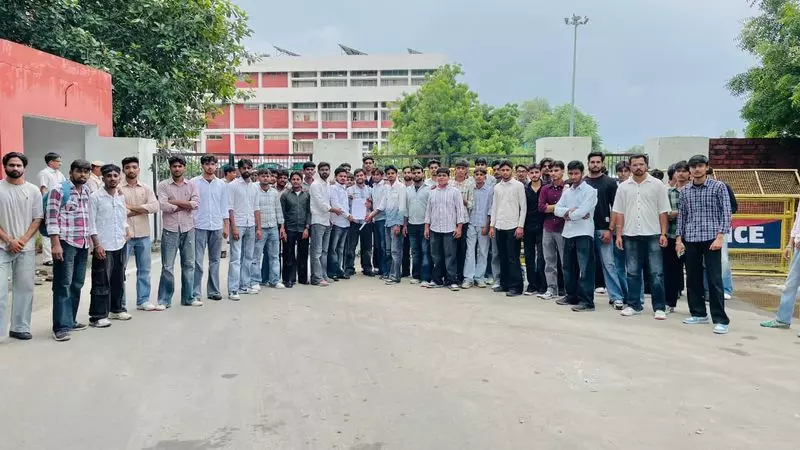 Sirsa विश्वविद्यालय के छात्रों ने मर्सी चांस परीक्षा शुल्क में 10 गुना वृद्धि का विरोध किया Sirsa विश्वविद्यालय के छात्रों ने मर्सी चांस परीक्षा शुल्क में 10 गुना वृद्धि का विरोध किया