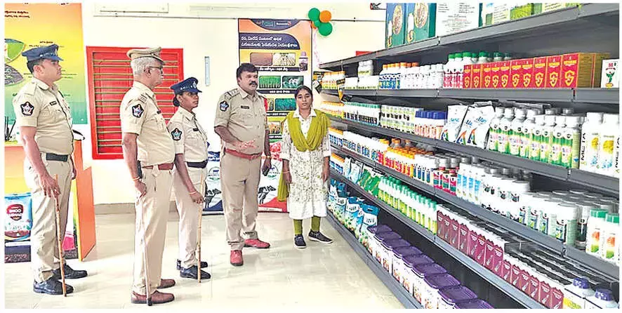 Andhra: पुलिस ने उर्वरक की दुकानों पर छापा मारा Andhra: पुलिस ने उर्वरक की दुकानों पर छापा मारा