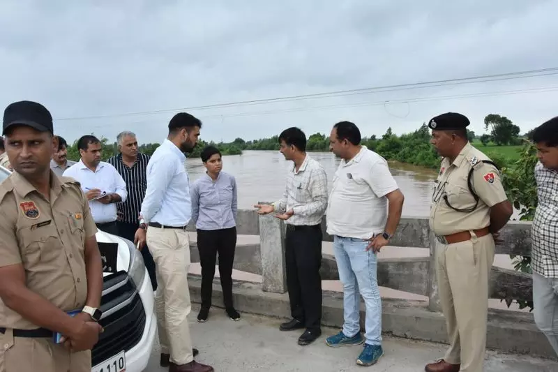 कैथल डीसी ने घग्गर के किनारे संवेदनशील गांवों में बाढ़ की स्थिति की समीक्षा की कैथल डीसी ने घग्गर के किनारे संवेदनशील गांवों में बाढ़ की स्थिति की समीक्षा की