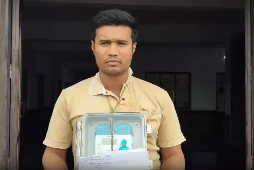 बिजली की स्मार्ट मीटर के साथ कलेक्टर दफ्तर में प्रदर्शन, भारी भरकम बिल का युवक ने किया विरोध बिजली की स्मार्ट मीटर के साथ कलेक्टर दफ्तर में प्रदर्शन, भारी भरकम बिल का युवक ने किया विरोध