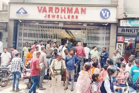 दिनदहाड़े ज्वेलरी शॉप में लूट, दुकान मालिक को पीटकर घायल किया दिनदहाड़े ज्वेलरी शॉप में लूट, दुकान मालिक को पीटकर घायल किया