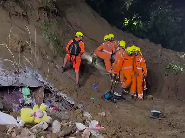 भूस्खलन के बाद Mandi में 15 घर खाली कराए गए भूस्खलन के बाद Mandi में 15 घर खाली कराए गए