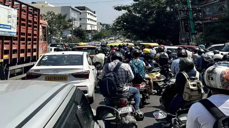 Hyderabad के मेहदीपटनम-गाचीबोवली खंड पर यातायात सुचारू करने के लिए दो नए फ्लाईओवर Hyderabad के मेहदीपटनम-गाचीबोवली खंड पर यातायात सुचारू करने के लिए दो नए फ्लाईओवर