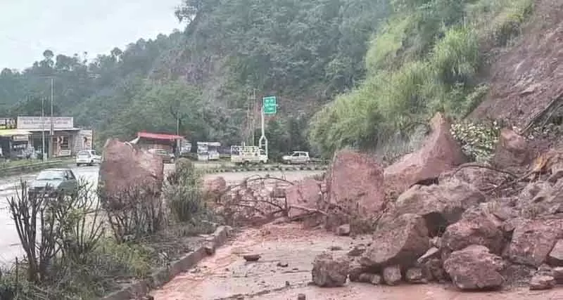 Solan में भारी बारिश से 30 सड़कें अवरुद्ध Solan में भारी बारिश से 30 सड़कें अवरुद्ध