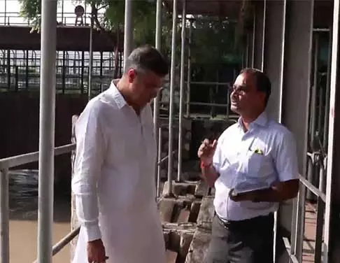 यमुना का जलस्तर खतरे के निशान से ऊपर, दिल्ली के मंत्री प्रवेश वर्मा ने ITO बैराज का किया निरीक्षण यमुना का जलस्तर खतरे के निशान से ऊपर, दिल्ली के मंत्री प्रवेश वर्मा ने ITO बैराज का किया निरीक्षण