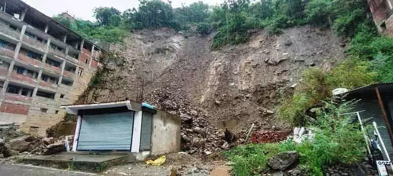 Kullu में मलबे में दबी महिला, अन्नी में इमारत ढही Kullu में मलबे में दबी महिला, अन्नी में इमारत ढही