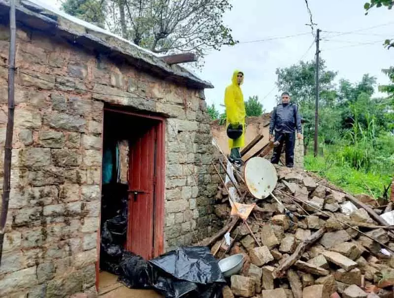 Himachal: भारी बारिश के बाद कमरा ढहने से महिला दबी Himachal: भारी बारिश के बाद कमरा ढहने से महिला दबी