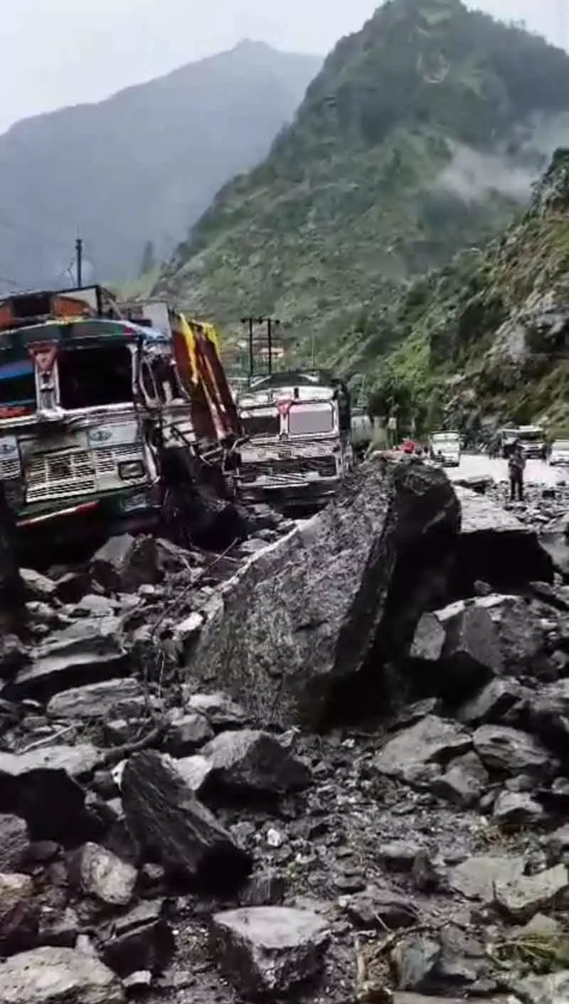 Kinnaur में पत्थर गिरने से दर्जनों वाहन क्षतिग्रस्त Kinnaur में पत्थर गिरने से दर्जनों वाहन क्षतिग्रस्त