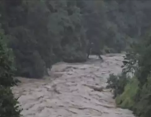 Jammu and Kashmir में लगातार बारिश से बाढ़ जैसे हालात, कई नदियां उफान पर Jammu and Kashmir में लगातार बारिश से बाढ़ जैसे हालात, कई नदियां उफान पर