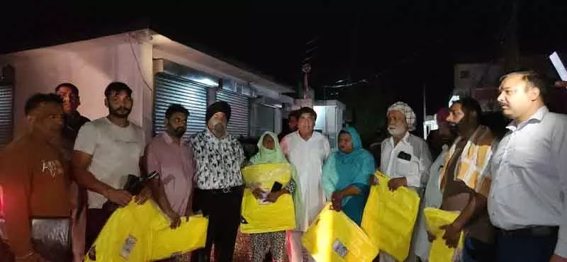 MLA Jimpa ने छावनी कलां में बारिश प्रभावित परिवारों को राहत सामग्री वितरित की MLA Jimpa ने छावनी कलां में बारिश प्रभावित परिवारों को राहत सामग्री वितरित की