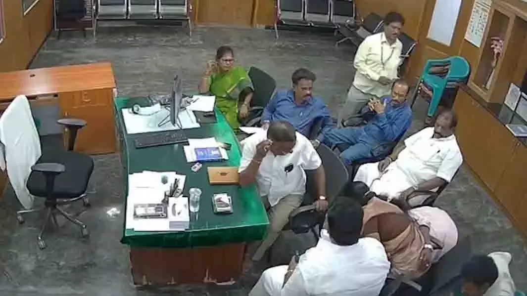 Tamil Nadu: दलित अधिकारी को पैर पकड़कर माफ़ी मांगने पर मजबूर Tamil Nadu: दलित अधिकारी को पैर पकड़कर माफ़ी मांगने पर मजबूर