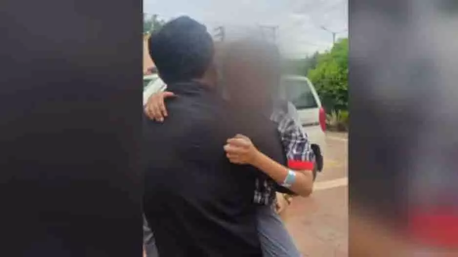 Bhubaneswar: गणित न आने पर टीचर ने छात्रा को पीटा, घायल Bhubaneswar: गणित न आने पर टीचर ने छात्रा को पीटा, घायल