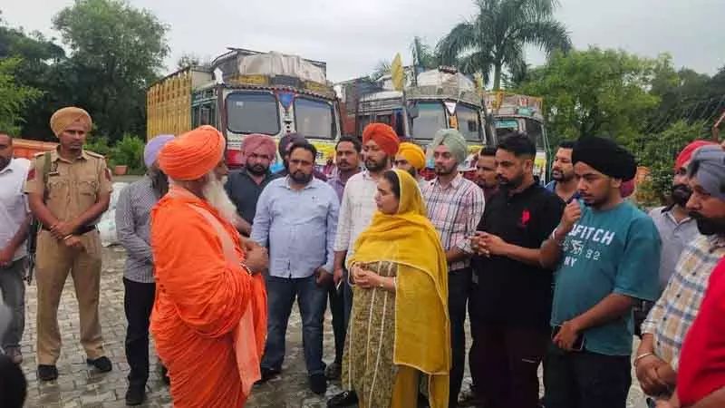 MP Seechewal को राहत सामग्री के पांच ट्रक सौंपे गए MP Seechewal को राहत सामग्री के पांच ट्रक सौंपे गए