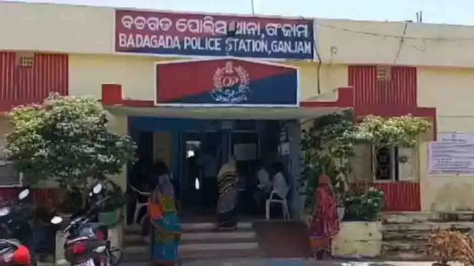 Ganjam: आधी रात को सांप के काटने से कक्षा 3 के छात्र की मौत Ganjam: आधी रात को सांप के काटने से कक्षा 3 के छात्र की मौत