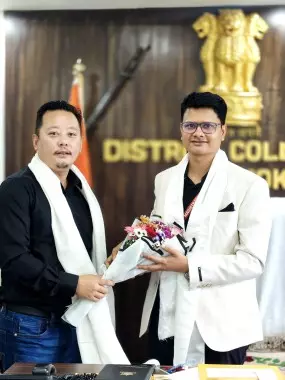 APS शेरिंग वांगचुक ने जिला विकास एजेंडे पर चर्चा के लिए गंगटोक डीसी से मुलाकात की APS शेरिंग वांगचुक ने जिला विकास एजेंडे पर चर्चा के लिए गंगटोक डीसी से मुलाकात की