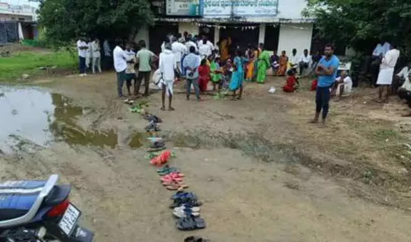 यूरिया की कमी के चलते Telangana के किसानों का विरोध प्रदर्शन जारी यूरिया की कमी के चलते Telangana के किसानों का विरोध प्रदर्शन जारी