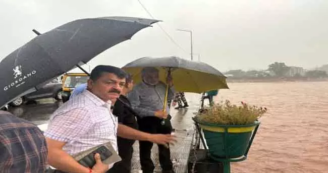 Kabra ने बाढ़ प्रभावित क्षेत्रों का दौरा कर नुकसान का आकलन किया Kabra ने बाढ़ प्रभावित क्षेत्रों का दौरा कर नुकसान का आकलन किया
