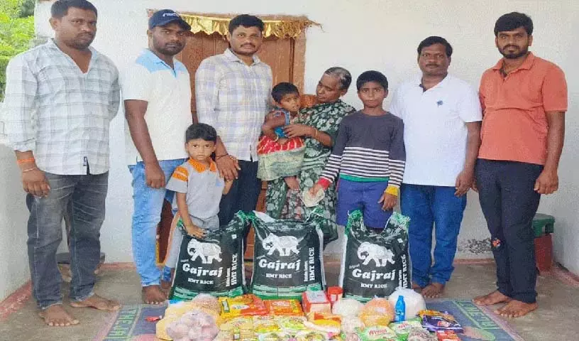 Little Soldier फाउंडेशन वंचित बच्चों की मदद करता है Little Soldier फाउंडेशन वंचित बच्चों की मदद करता है
