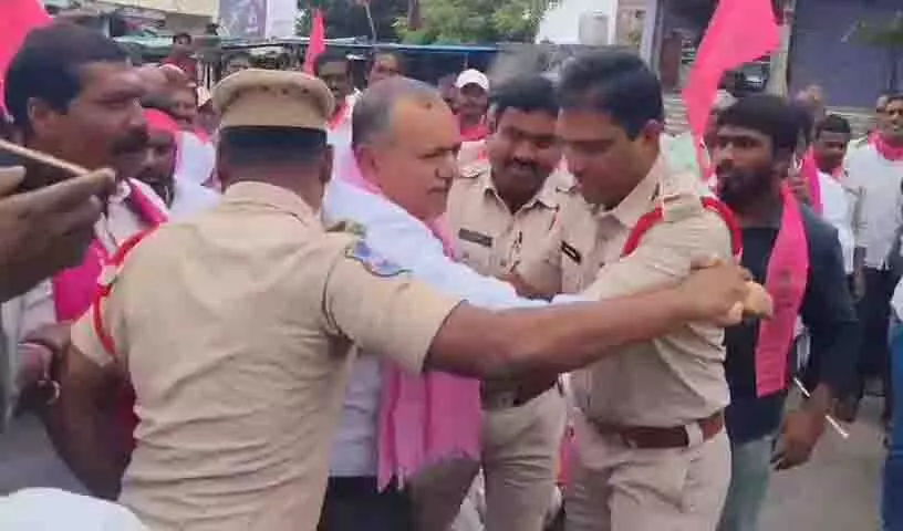 Warangal: यूरिया संकट से भड़के किसान, विरोध में जलाई पासबुक Warangal: यूरिया संकट से भड़के किसान, विरोध में जलाई पासबुक