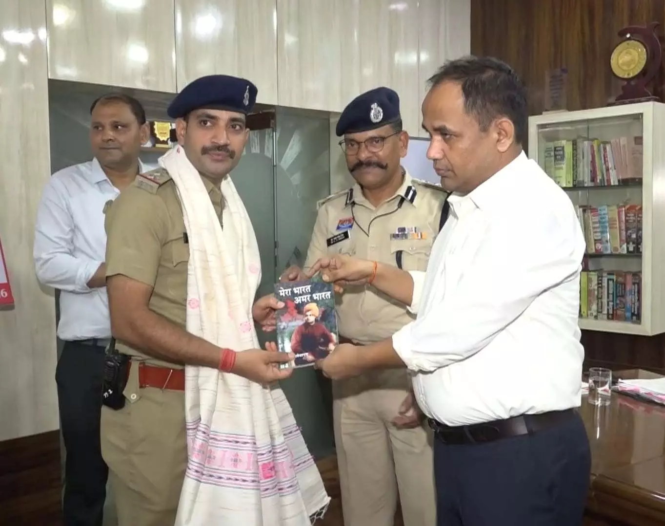 बेबीलॉन टावर आग की चपेट में, 48 लोगों की जान बचाने वाले पुलिसकर्मियों को मिला सम्मान बेबीलॉन टावर आग की चपेट में, 48 लोगों की जान बचाने वाले पुलिसकर्मियों को मिला सम्मान