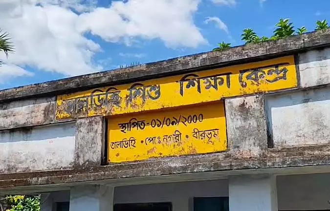 चार साल के बच्चे पर गिरा उबलते अंडे का गर्म पानी, आंगनबाड़ी केंद्र पर हंगामा चार साल के बच्चे पर गिरा उबलते अंडे का गर्म पानी, आंगनबाड़ी केंद्र पर हंगामा
